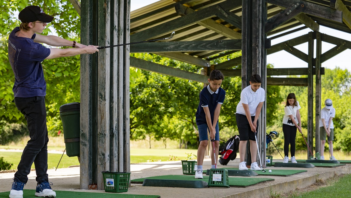 Le golf, équipement, règles, bienfaits : un sport à découvrir !